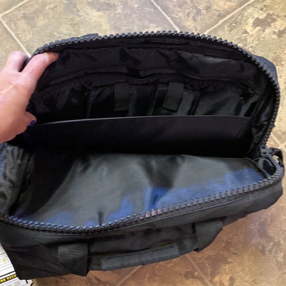 Vaultz Messenger Style Laptop Bag with Combination Lock - Picture 9 of 15